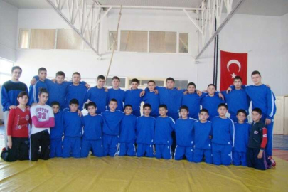 Güreşçiler madalya için gittiler