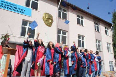 Cumhuriyet Ortaokulunda Mezuniyet Sevinci