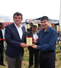 Gökce’den Samani ve Türel’e Plaket