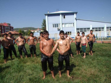 Güreşçiler canla başla hazırlanıyor