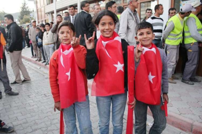 Suriyeli çocuklar Bahçeli’yi karşıladı