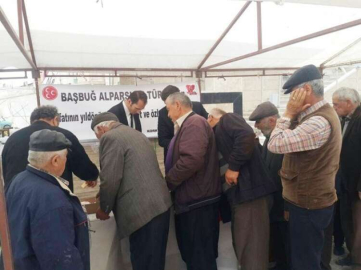 Ülkü Ocakları lokum dağıttı