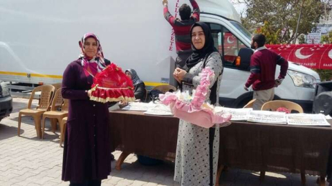 Saadetli Hanımlar Hurma Dağıttı