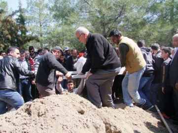  Garipçe Muhtarı toprağa verildi