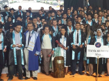 Batı dereceyle mezun oldu