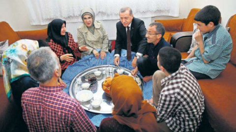 Erdoğan işçi ailesiyle iftar açtı