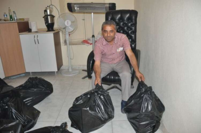 Hayırseverler muhtarla  dağıtıyor