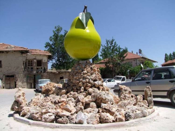 Akyar Mahallesine Armut Heykeli 
