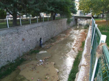 Korkuteli Belediyesi Dereleri temizliyor