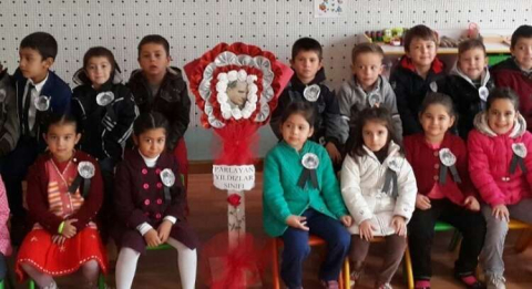 Minikler kendi çelenklerini ataya sundu