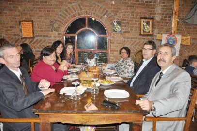  Öğretmenler yemekte bir araya geldi