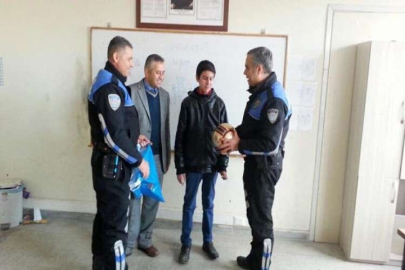 Toplum Polisinden örnek öğrenciye hediye