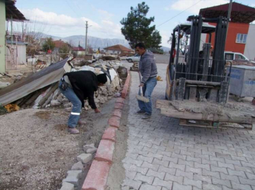 Küçükköy’e parke taşı döşeniyor
