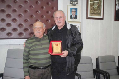 Emirdağlı’ya plaket verildi