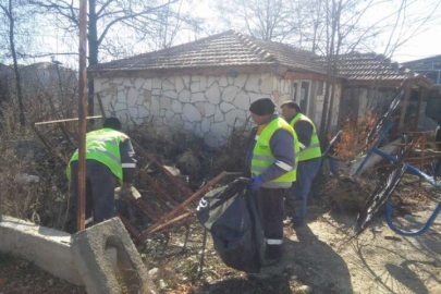 Yollara atılan çöpler toplanıyor
