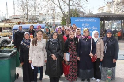  AK Kadınlar pazarda 8 Mart’ı kutladı