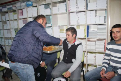 Mahalli Sanatçılara tatlı ikramı
