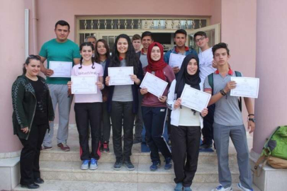Belgelerini başarı ile aldılar