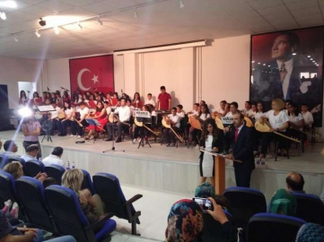 Cumhuriyet Ortaokulunda Mezuniyet Coşkusu