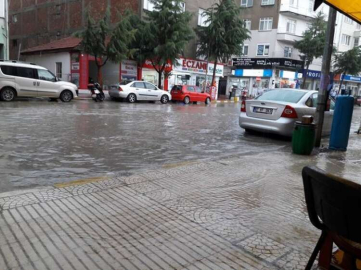 Sağanak Yolları göle çevirdi