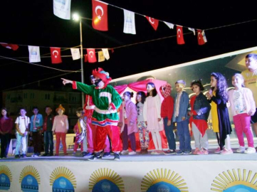  Çocuklar Hacivat Karagözü çok sevdi