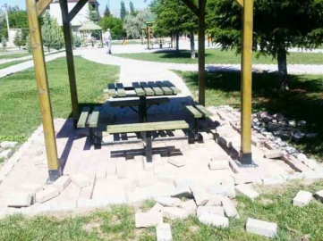 Magandalar Parklara Zarar Verdi