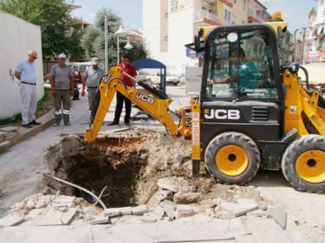 Korkuteli Belediyesi yer altı konteynerler üretimi ve montajına devam ediyor. 