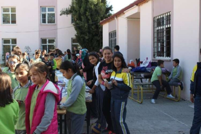 Cumhuriyet Ortaokulunda Şehitler için Kermes