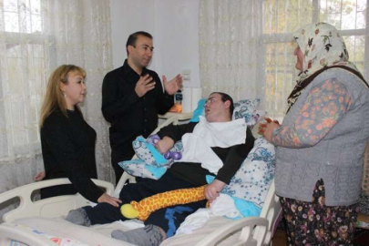 Ünlülerin doktoru Umut için geldi