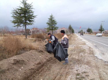 Yaya birlikler caddeleri temizliyor