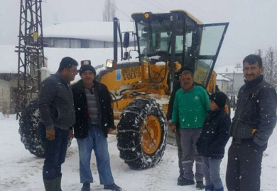 Korkuteli Belediyesi kapanan yolları açtı