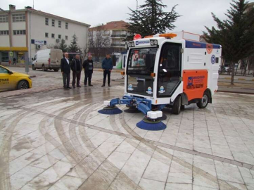 Elektrikli yol süpürme  aracı hizmete girdi