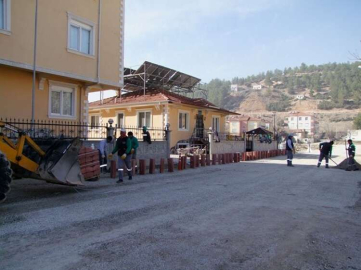 Bazı sokaklarda kaldırım çalışması yapılıyor