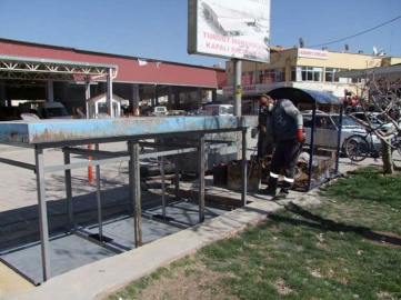 Yer altı konteynırların bakımı yapılıyor