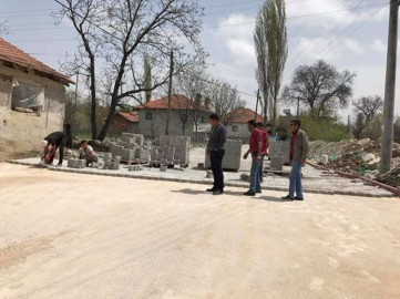 Parke taşı çalışması yapılıyor
