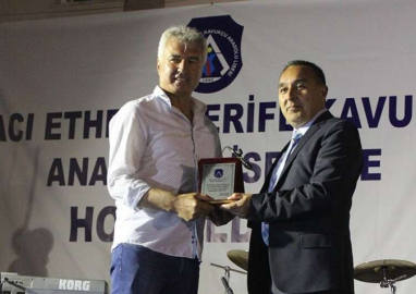 Uğurlu kardeşinin plaketini aldı