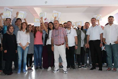 Temel Lise’den başarılı öğrencilere altın