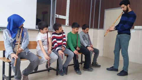 Cumhuriyet Ortaokulu  ney üflemeyi öğreniyor