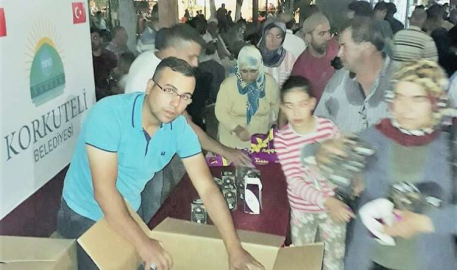 Korkuteli Belediyesi Kandil Simidi dağıttı