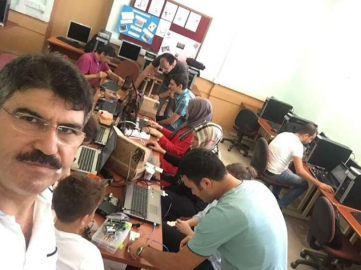 Öğretmenlere robotik  kodlama kursu veriliyor