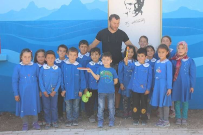 Çoban ressam ve minikler okul boyayacak
