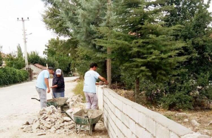 Büyükşehir 27 mezarlıkta bakım yapıyor