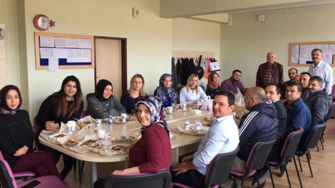 Nazlı İrfan Önal’da öğretmenler  günü münasebeti ile yemek verildi