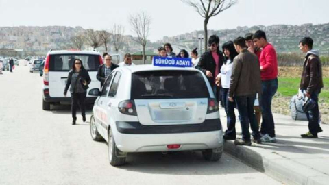 72 sürücü adayı ehliyet için ter döktü