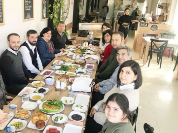 Ak Parti, gazetecilerle kahvaltıda buluştu