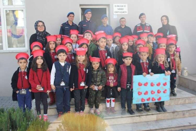 Miniklerden jandarmaya anlamlı ziyaret