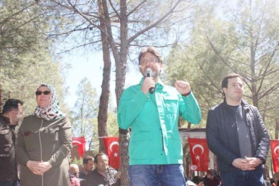 İşlek rakiplerine hakaret etti