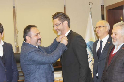 İşlek parti rozetini çıkardı