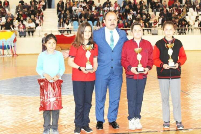 Dereceye giren miniklere ödülleri verildi