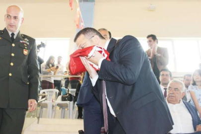 Miniklerden Kaymakam Çimşit’e bayrak
